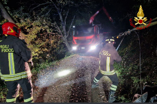 Fermo - Recuperato autocarro uscito di strada a causa del maltempo